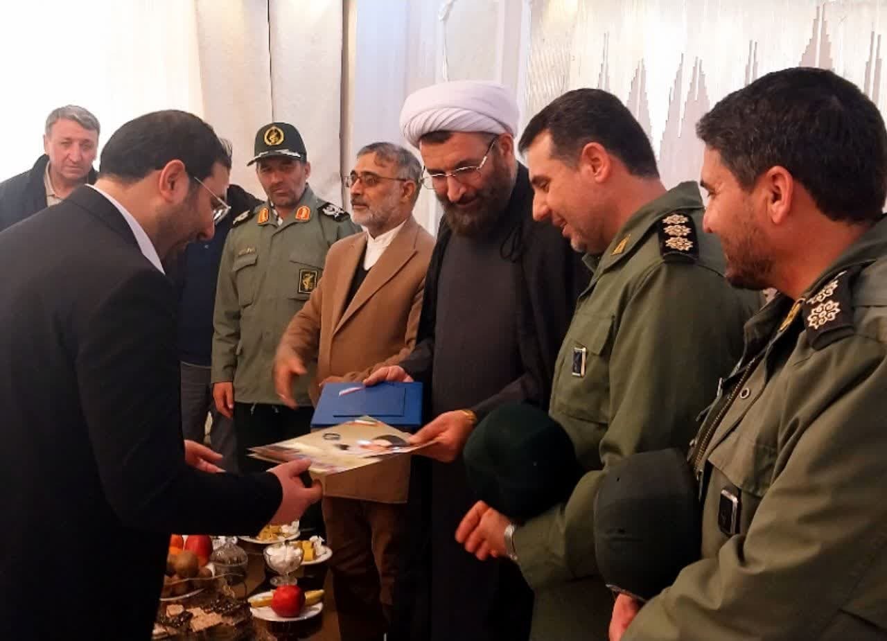 قدردانی از مدیحهسرایی مداح آذریزبان در محضر رهبر انقلاب