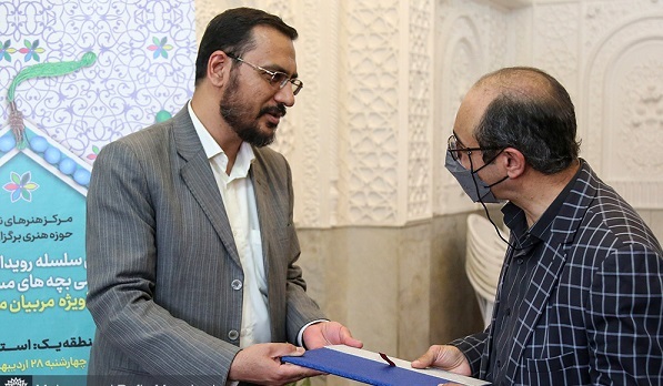 محمد رضا آزاد پیشکسوت تئاتر استان تجلیل شد محمد رضا آزاد پیشکسوت تئاتر استان تجلیل شد