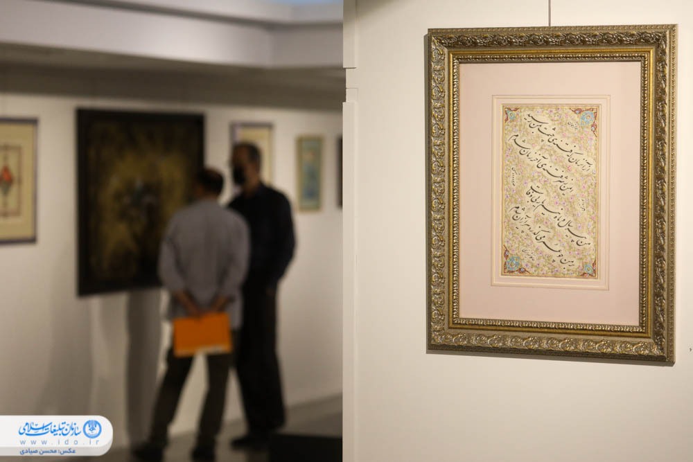 سری به تابلوهای رنگارنگ فاخر در نمایشگاه «چراغ راه» بزنید سری به تابلوهای رنگارنگ فاخر در نمایشگاه «چراغ راه» بزنید