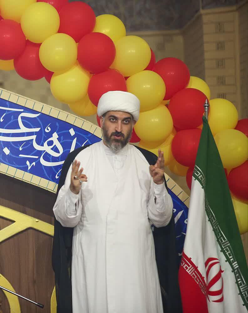 طلبه جوانی که زبان ناشنوایان است طلبه جوانی که زبان ناشنوایان است