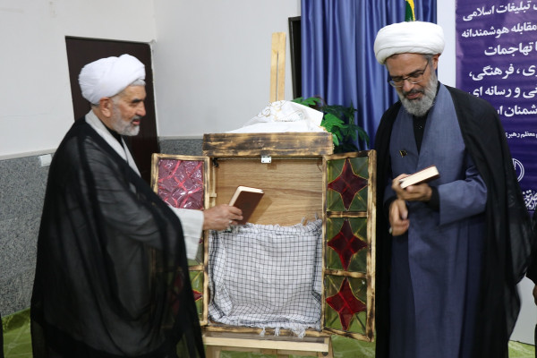 آیین رونمایی از مصحف زندگی با آیه ها