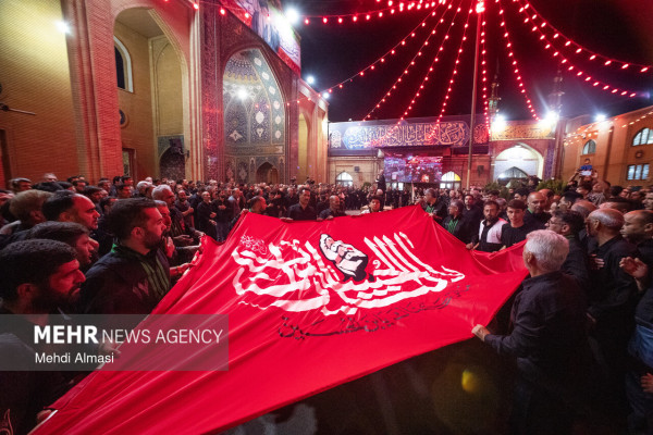 اهتزاز پرچم «یا لثارات الحسین» بر فراز حسینیه اعظم زنجان