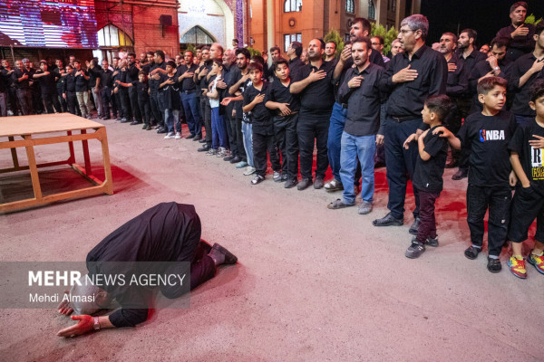 اهتزاز پرچم «یا لثارات الحسین» بر فراز حسینیه اعظم زنجان