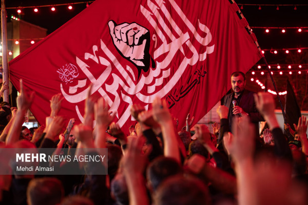 اهتزاز پرچم «یا لثارات الحسین» بر فراز حسینیه اعظم زنجان