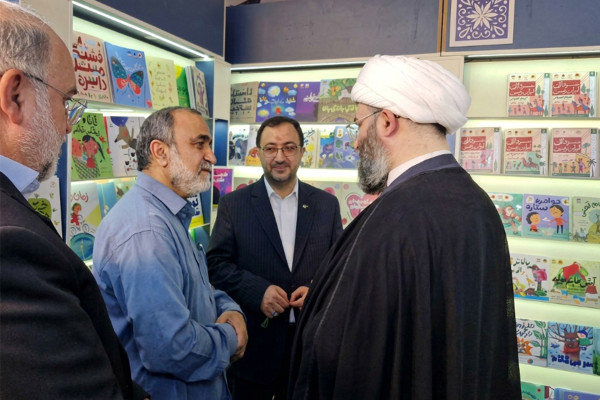 رئیس سازمان تبلیغات اسلامی از غرفه کتاب‌های شکوفه بازدید کرد
